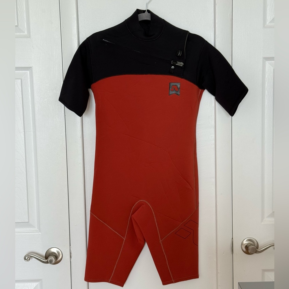 Men’s Short Sleeve Swim Rash Guard - Black & Rust
